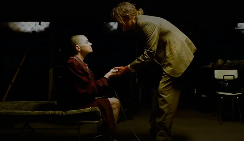 Bugonia: El Universo Extraterrestre de Lanthimos y Emma Stone